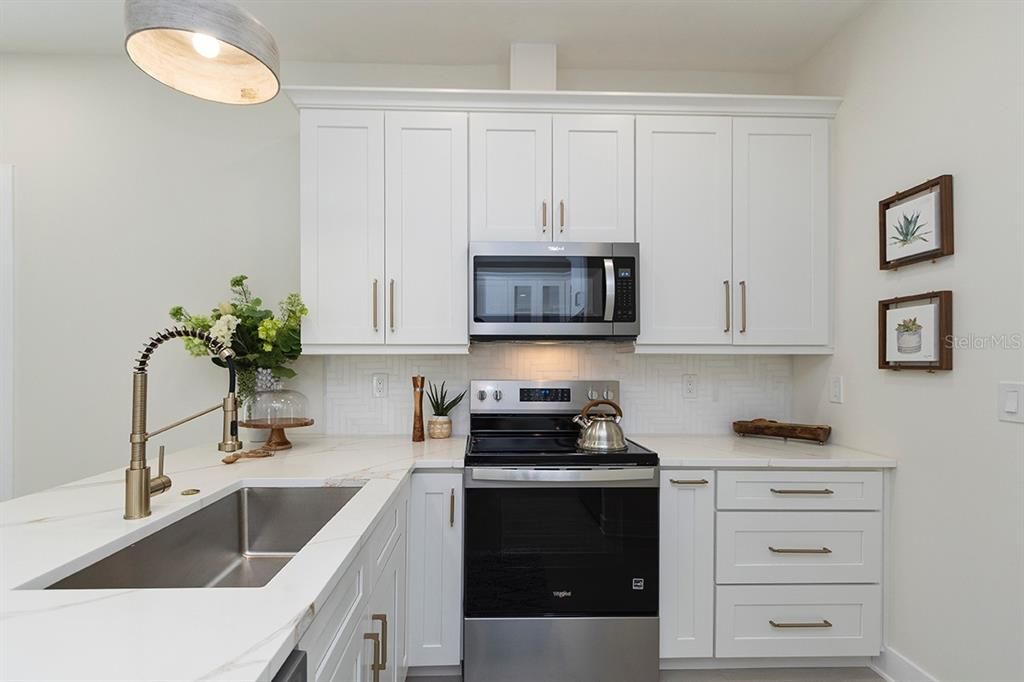 Active With Contract: $399,400 (3 beds, 2 baths, 1592 Square Feet)