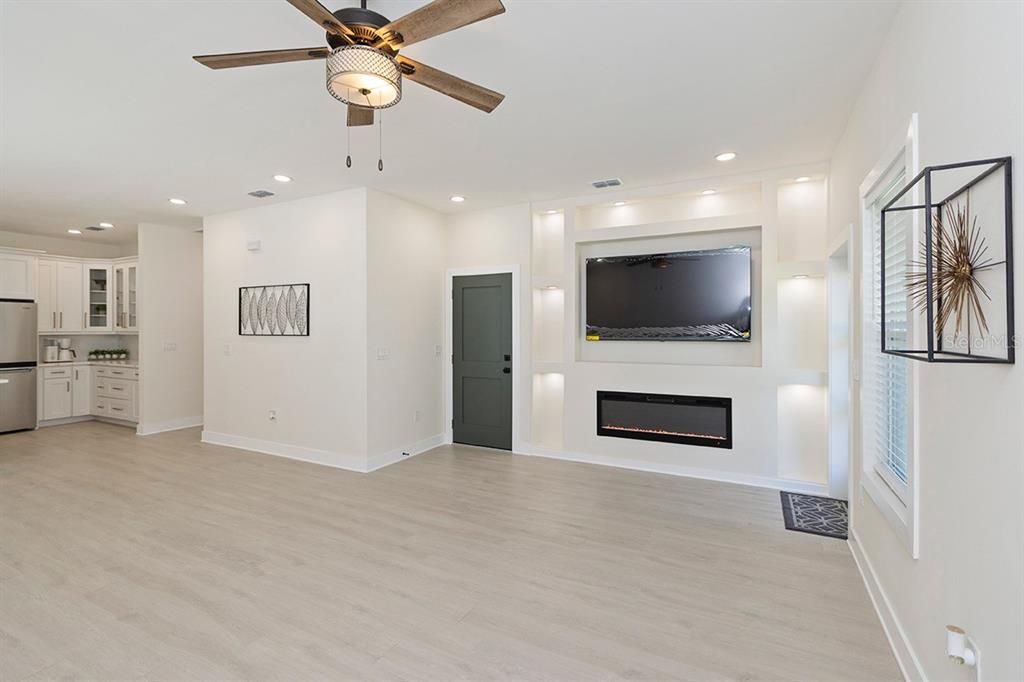 Active With Contract: $399,400 (3 beds, 2 baths, 1592 Square Feet)