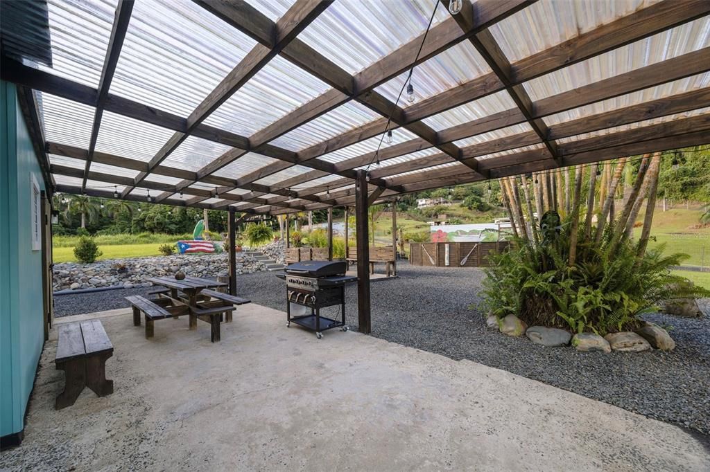 For Sale: $385,000 (3 beds, 2 baths, 966 Square Feet)