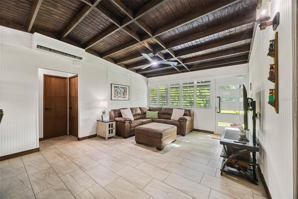 For Sale: $385,000 (3 beds, 2 baths, 966 Square Feet)