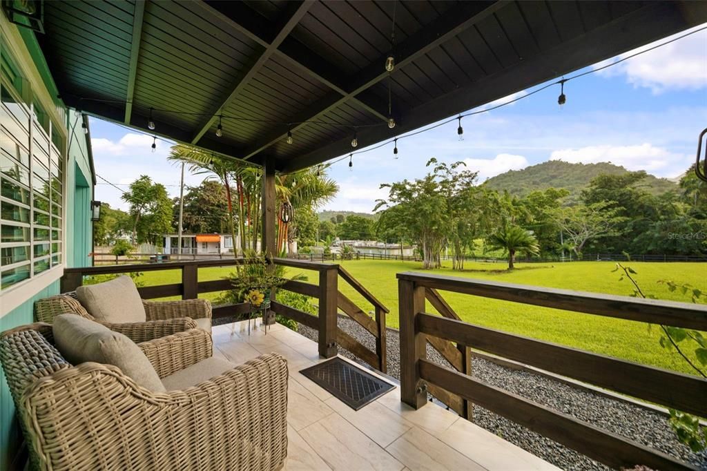 For Sale: $385,000 (3 beds, 2 baths, 966 Square Feet)