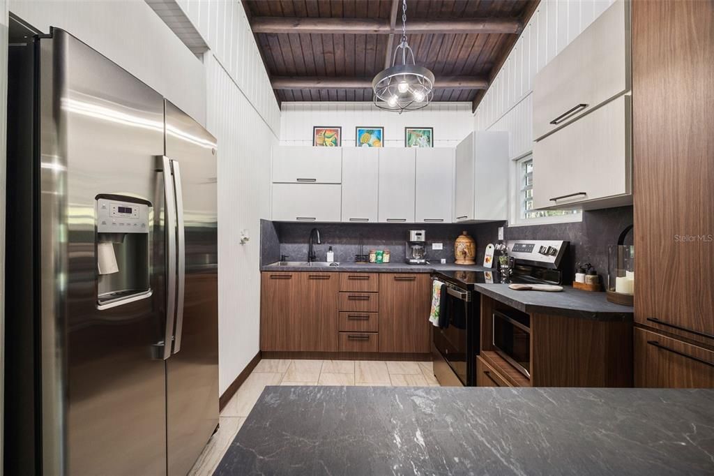 For Sale: $385,000 (3 beds, 2 baths, 966 Square Feet)