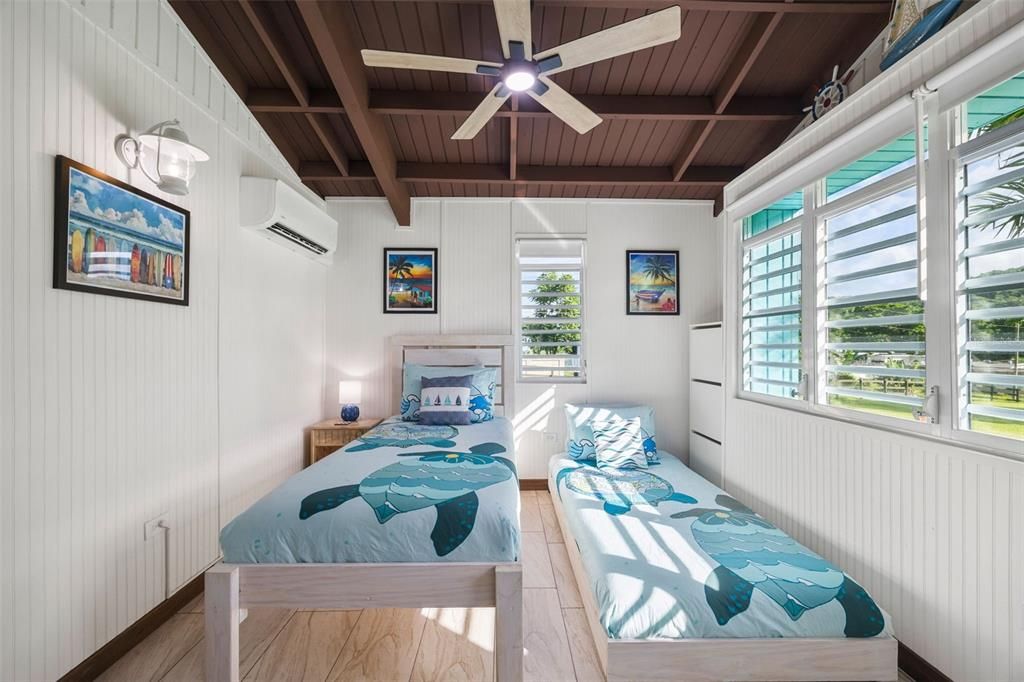 For Sale: $385,000 (3 beds, 2 baths, 966 Square Feet)