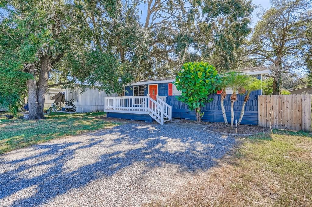 For Sale: $210,000 (2 beds, 1 baths, 864 Square Feet)