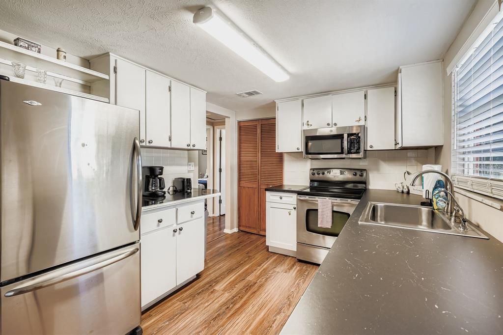 For Sale: $210,000 (2 beds, 1 baths, 864 Square Feet)