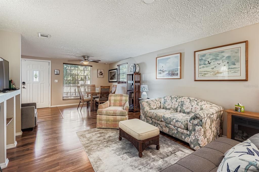 For Sale: $210,000 (2 beds, 1 baths, 864 Square Feet)