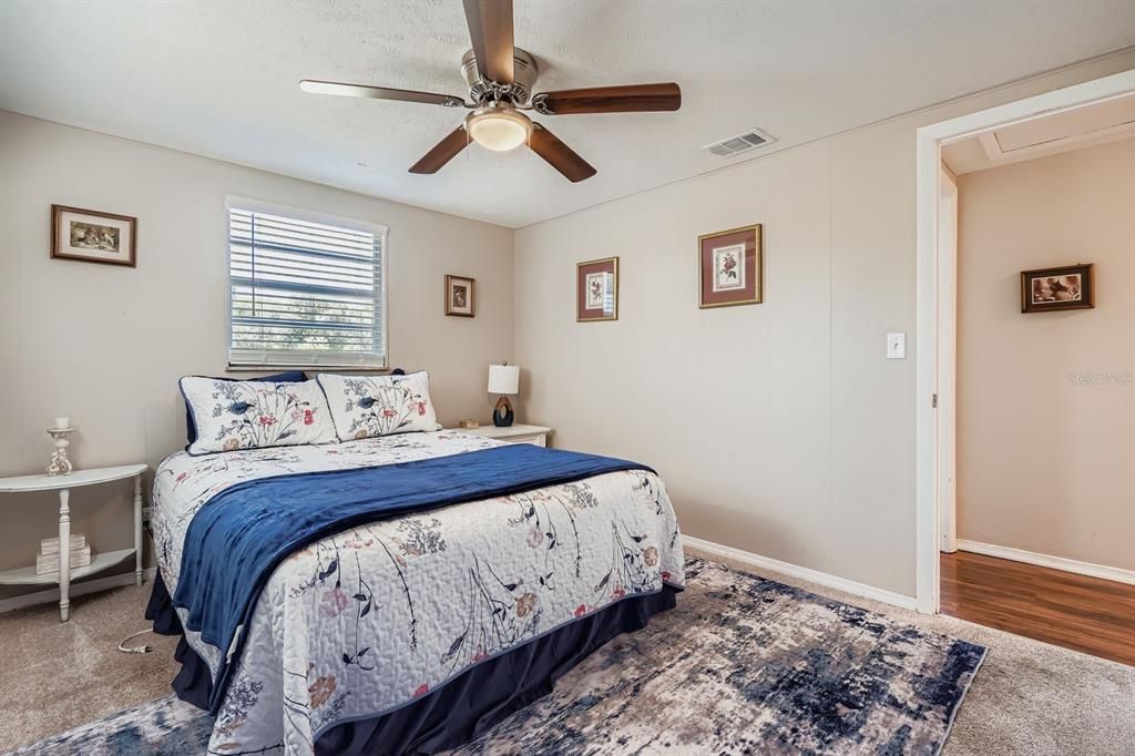 For Sale: $210,000 (2 beds, 1 baths, 864 Square Feet)