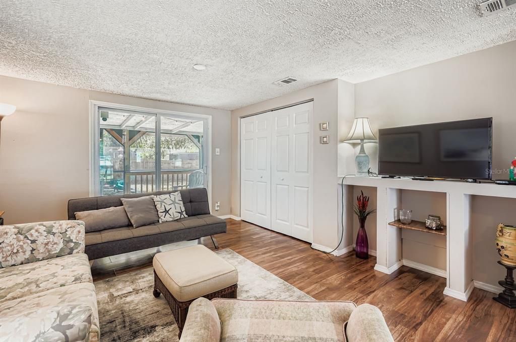 For Sale: $210,000 (2 beds, 1 baths, 864 Square Feet)