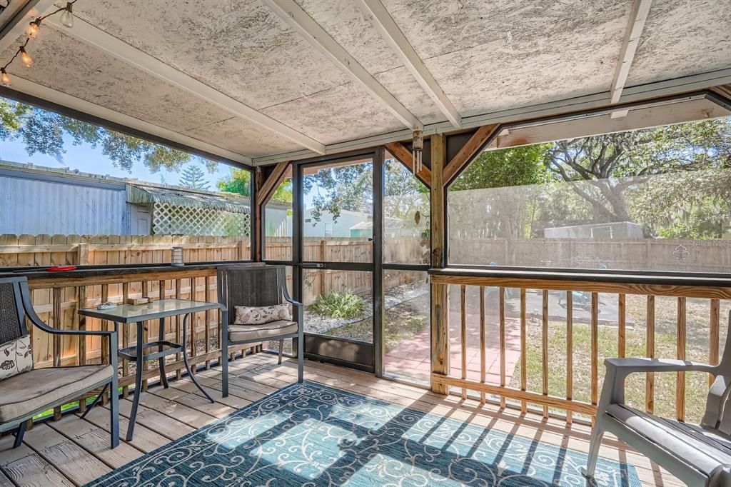 For Sale: $210,000 (2 beds, 1 baths, 864 Square Feet)