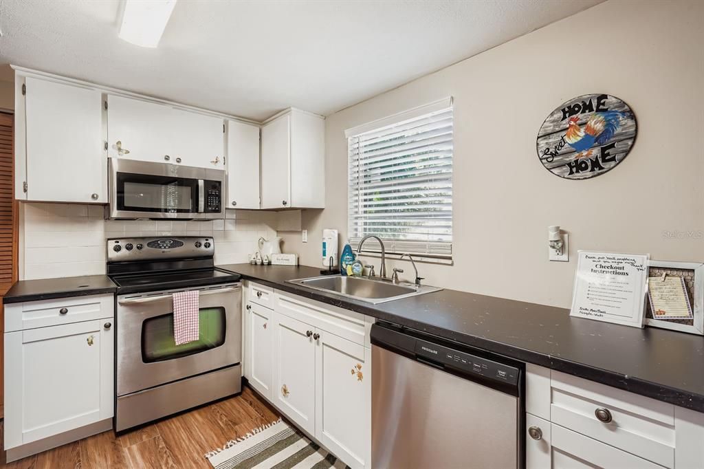 For Sale: $210,000 (2 beds, 1 baths, 864 Square Feet)