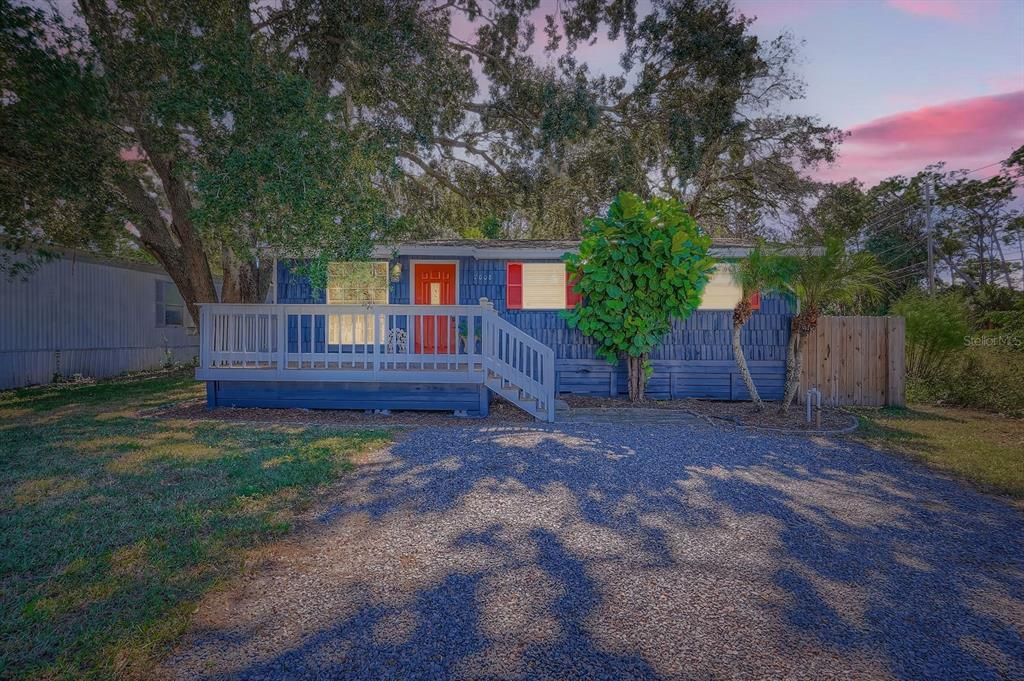 For Sale: $210,000 (2 beds, 1 baths, 864 Square Feet)