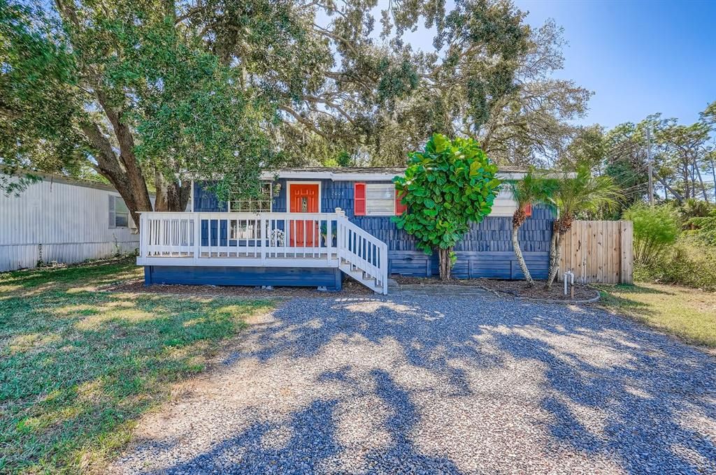 For Sale: $210,000 (2 beds, 1 baths, 864 Square Feet)