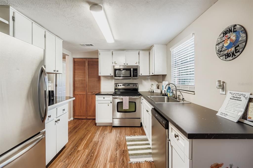 For Sale: $210,000 (2 beds, 1 baths, 864 Square Feet)