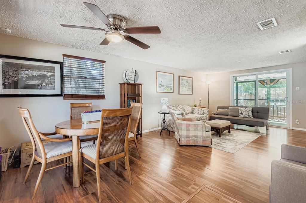 For Sale: $210,000 (2 beds, 1 baths, 864 Square Feet)