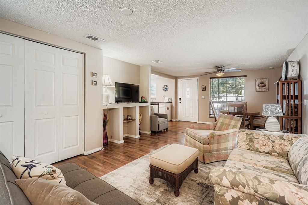 For Sale: $210,000 (2 beds, 1 baths, 864 Square Feet)