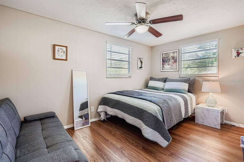 For Sale: $210,000 (2 beds, 1 baths, 864 Square Feet)