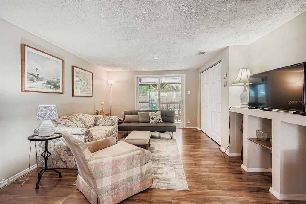 For Sale: $210,000 (2 beds, 1 baths, 864 Square Feet)