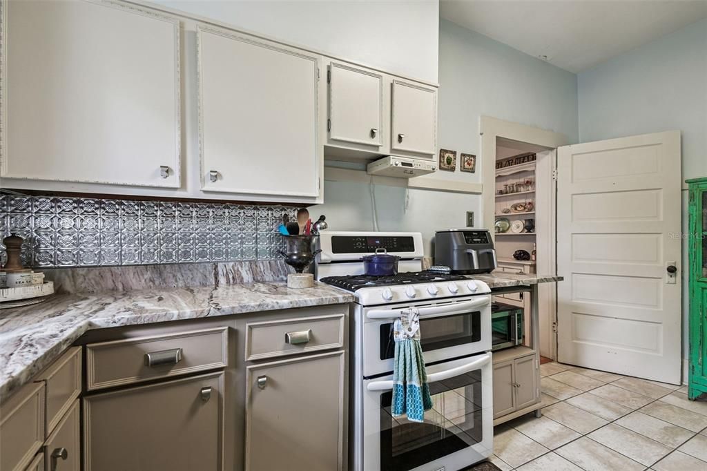 For Sale: $269,000 (2 beds, 1 baths, 1360 Square Feet)
