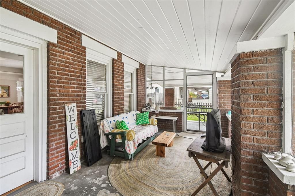 For Sale: $269,000 (2 beds, 1 baths, 1360 Square Feet)