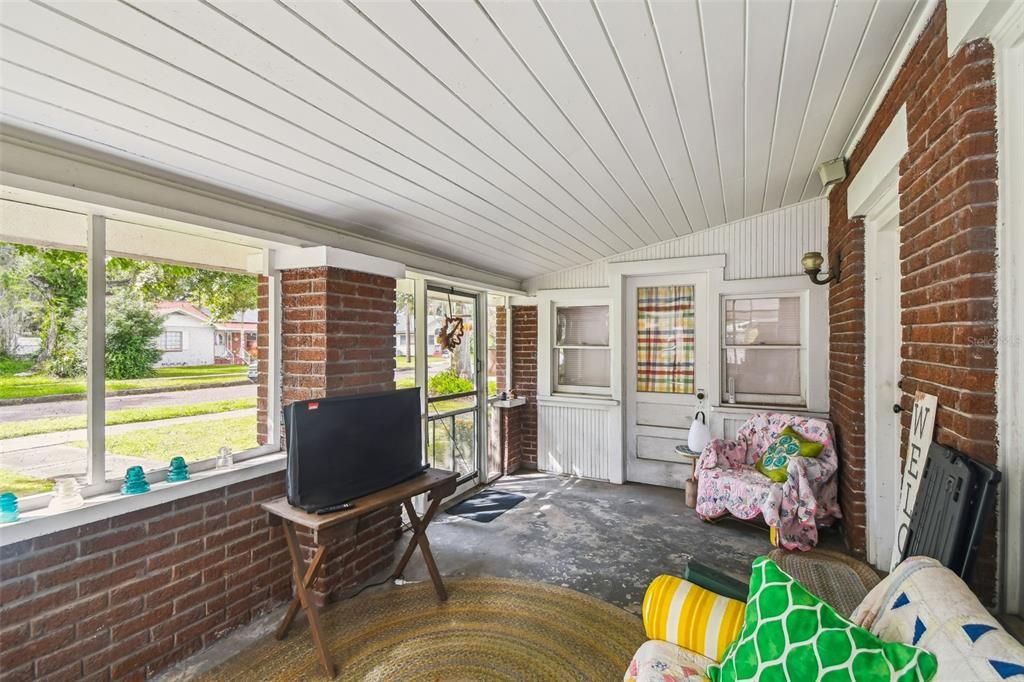 For Sale: $269,000 (2 beds, 1 baths, 1360 Square Feet)