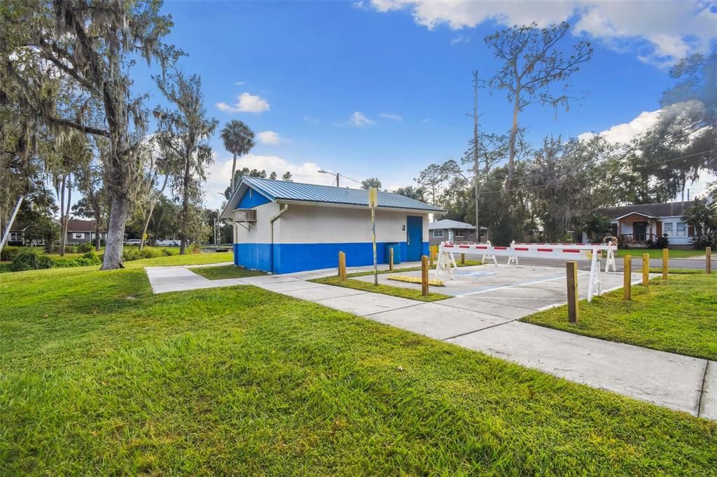 For Sale: $269,000 (2 beds, 1 baths, 1360 Square Feet)