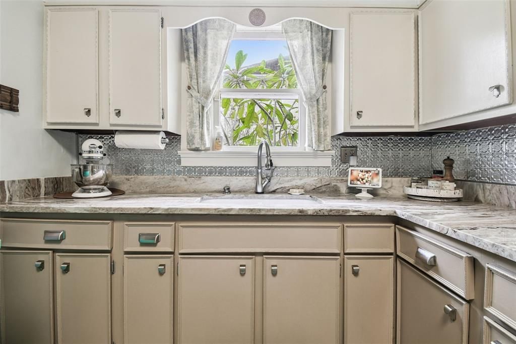 For Sale: $269,000 (2 beds, 1 baths, 1360 Square Feet)