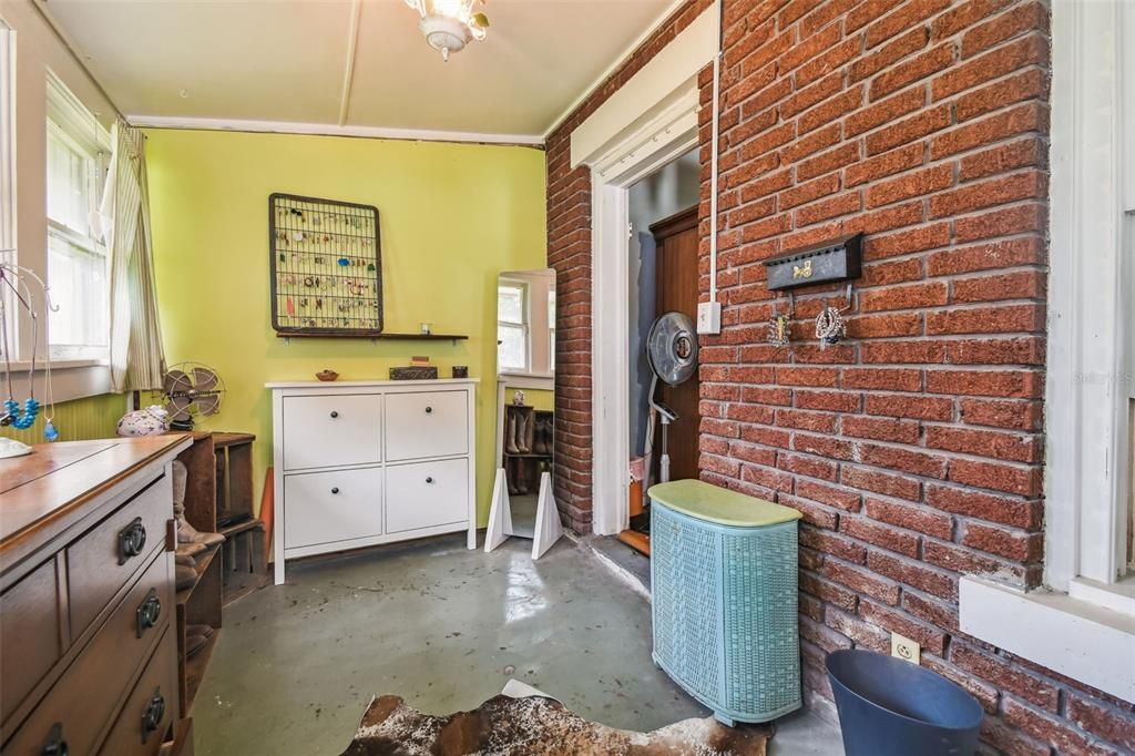 For Sale: $269,000 (2 beds, 1 baths, 1360 Square Feet)