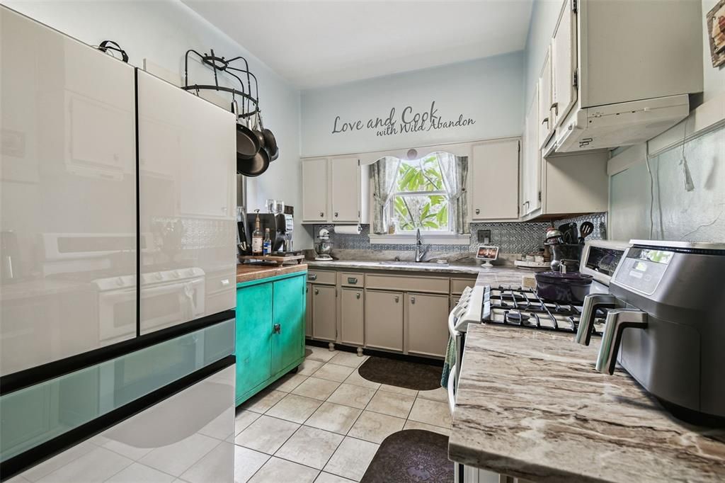 For Sale: $269,000 (2 beds, 1 baths, 1360 Square Feet)