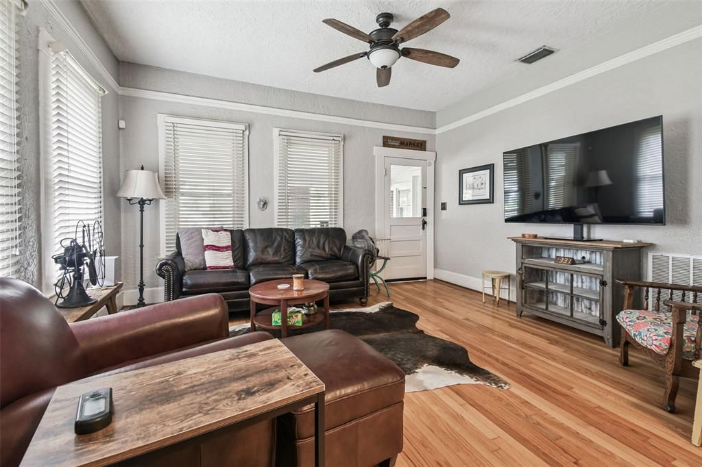 For Sale: $269,000 (2 beds, 1 baths, 1360 Square Feet)