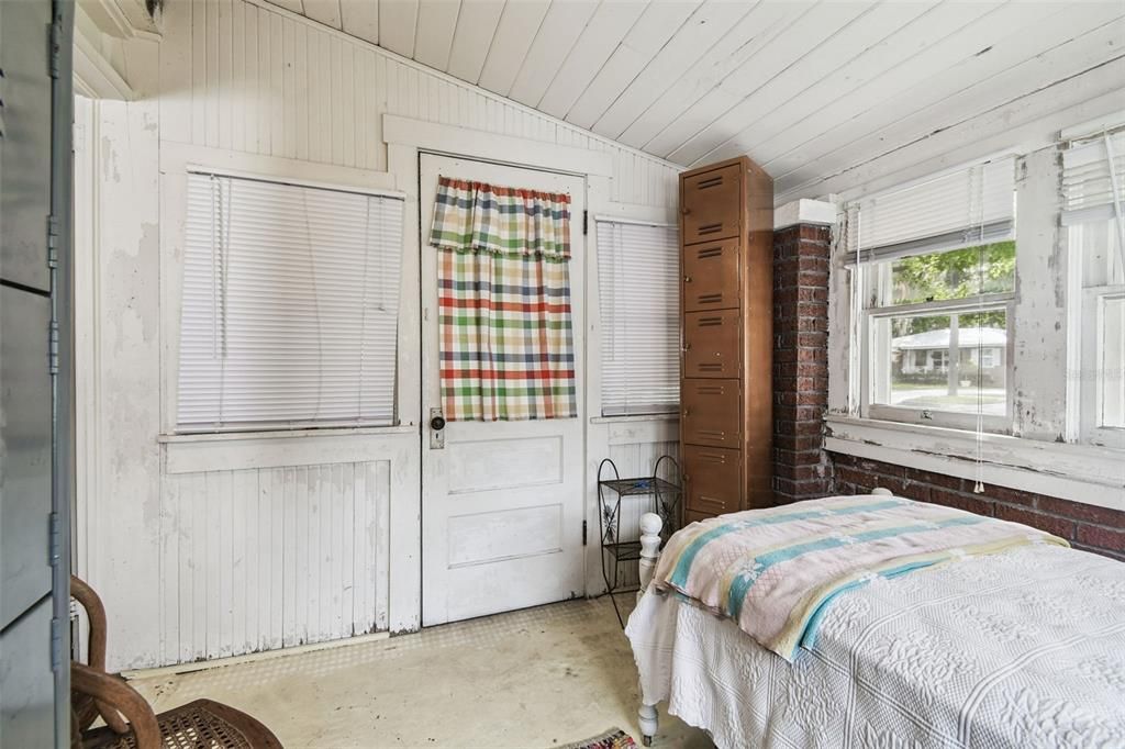 For Sale: $269,000 (2 beds, 1 baths, 1360 Square Feet)