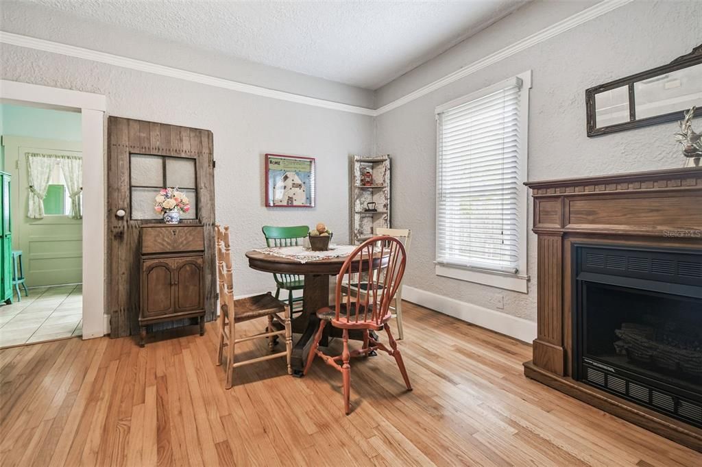 For Sale: $269,000 (2 beds, 1 baths, 1360 Square Feet)