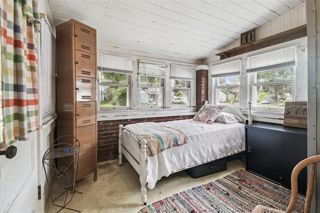 For Sale: $269,000 (2 beds, 1 baths, 1360 Square Feet)