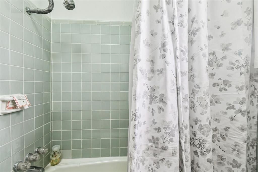 For Sale: $269,000 (2 beds, 1 baths, 1360 Square Feet)