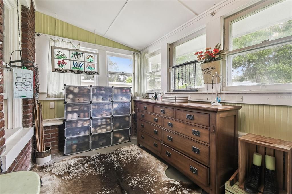 For Sale: $269,000 (2 beds, 1 baths, 1360 Square Feet)