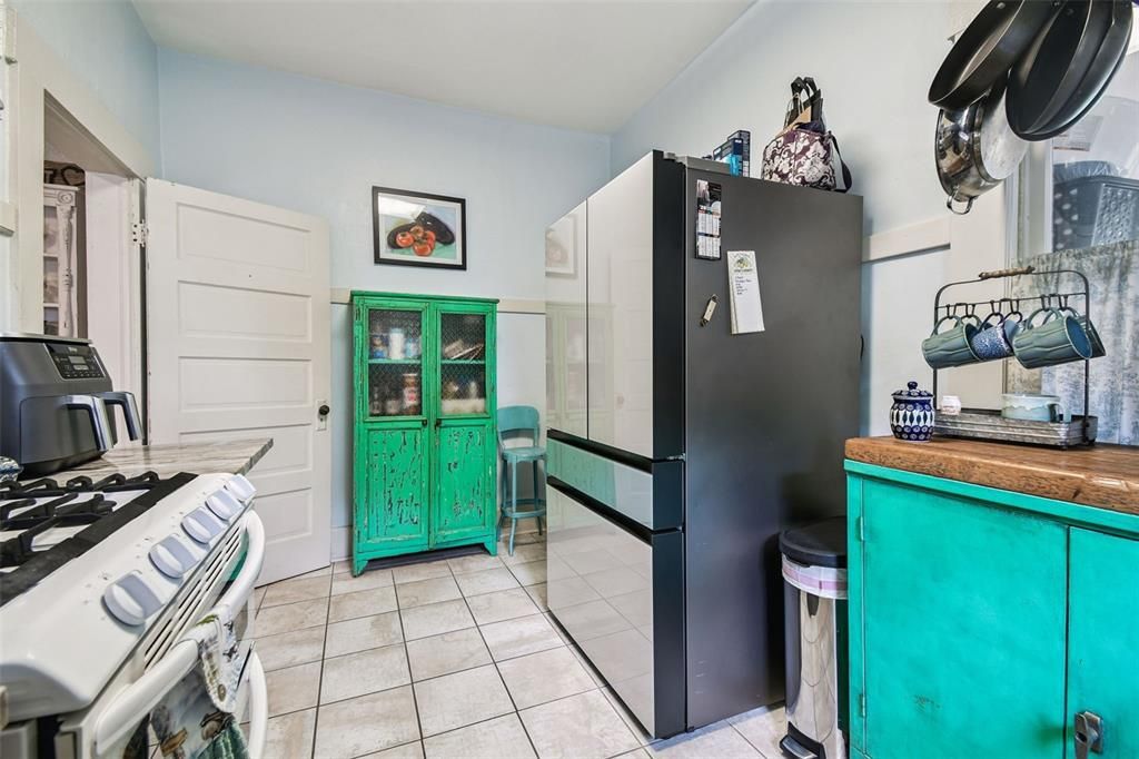 For Sale: $269,000 (2 beds, 1 baths, 1360 Square Feet)