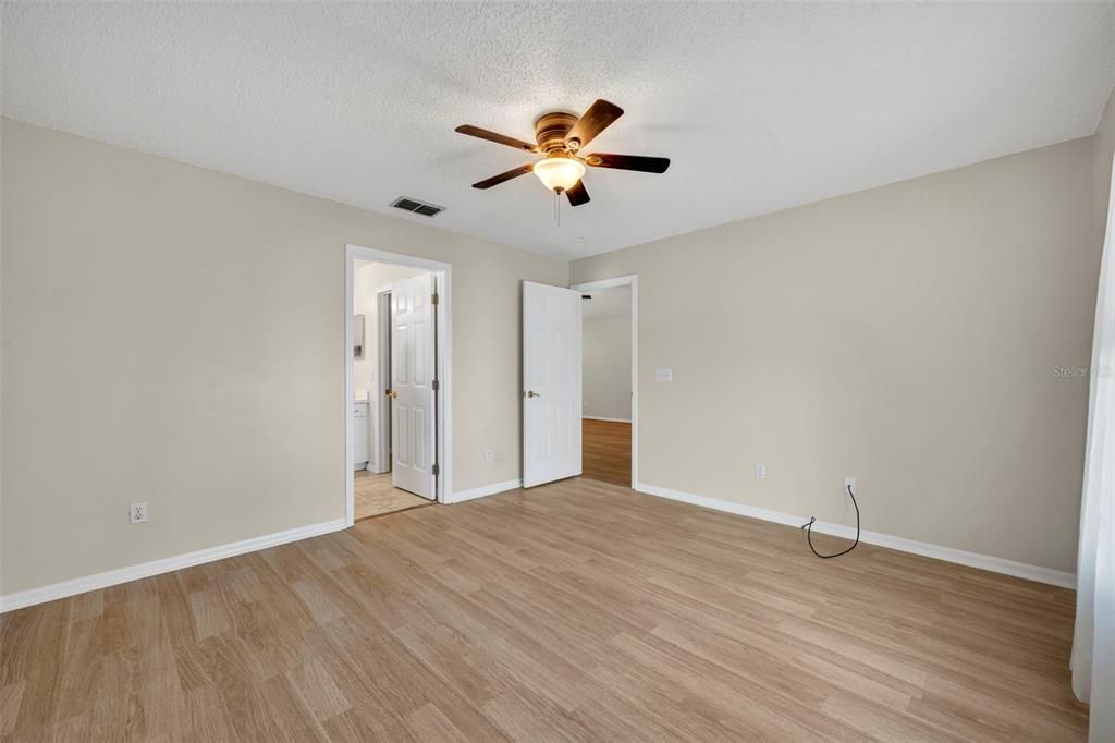 For Sale: $299,000 (2 beds, 2 baths, 1335 Square Feet)