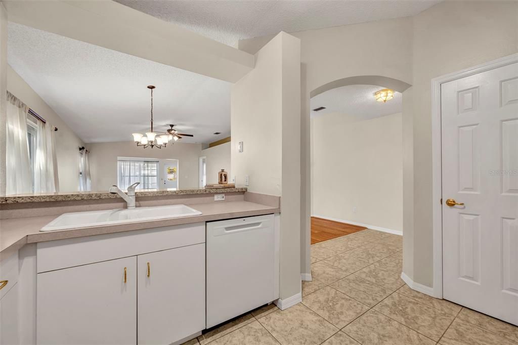 For Sale: $299,000 (2 beds, 2 baths, 1335 Square Feet)