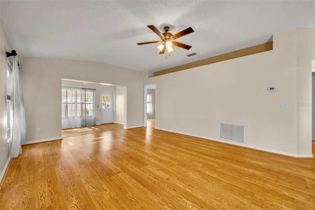 For Sale: $299,000 (2 beds, 2 baths, 1335 Square Feet)