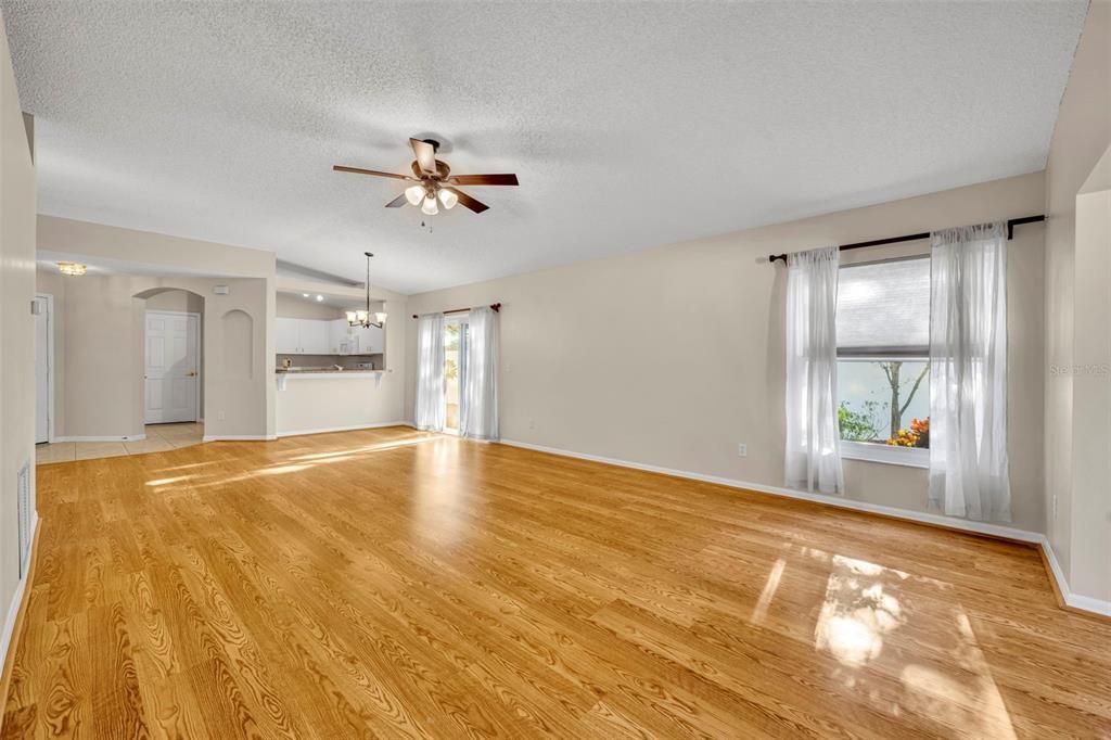 For Sale: $299,000 (2 beds, 2 baths, 1335 Square Feet)