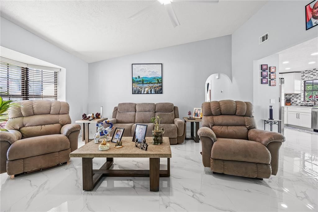 For Sale: $370,000 (3 beds, 2 baths, 1586 Square Feet)