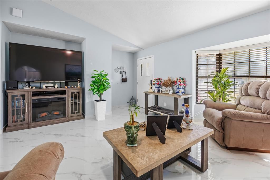 For Sale: $370,000 (3 beds, 2 baths, 1586 Square Feet)