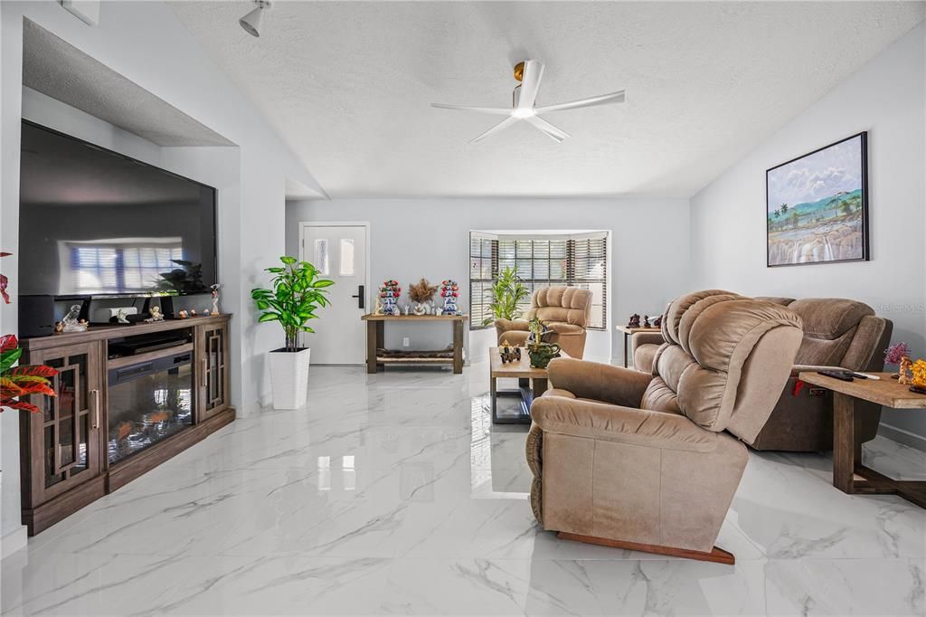 For Sale: $370,000 (3 beds, 2 baths, 1586 Square Feet)