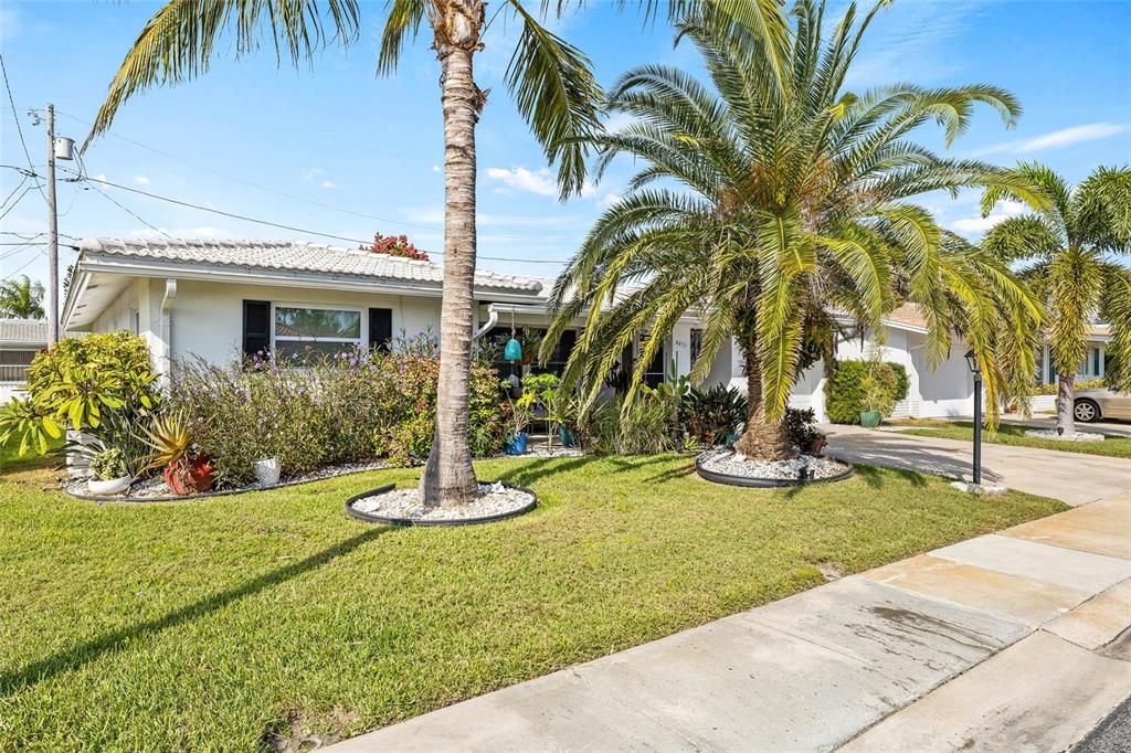 For Sale: $389,500 (2 beds, 2 baths, 1598 Square Feet)