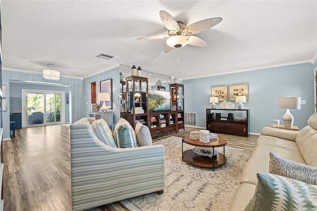 For Sale: $389,500 (2 beds, 2 baths, 1598 Square Feet)