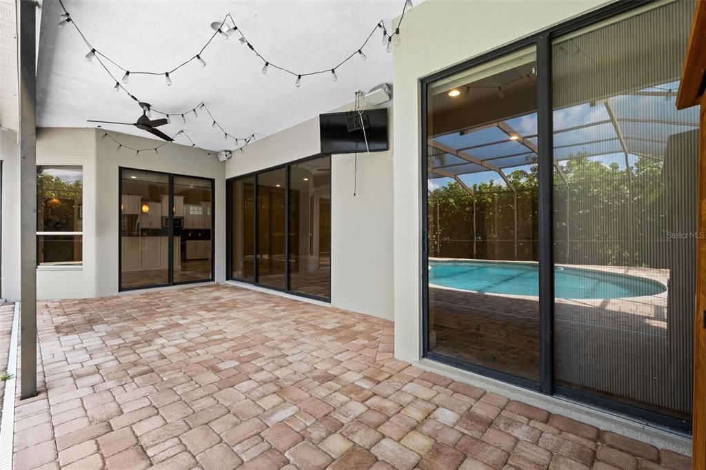 Под контрактом: $1,150,000 (3 спален, 3 ванн, 2760 Квадратных фут)