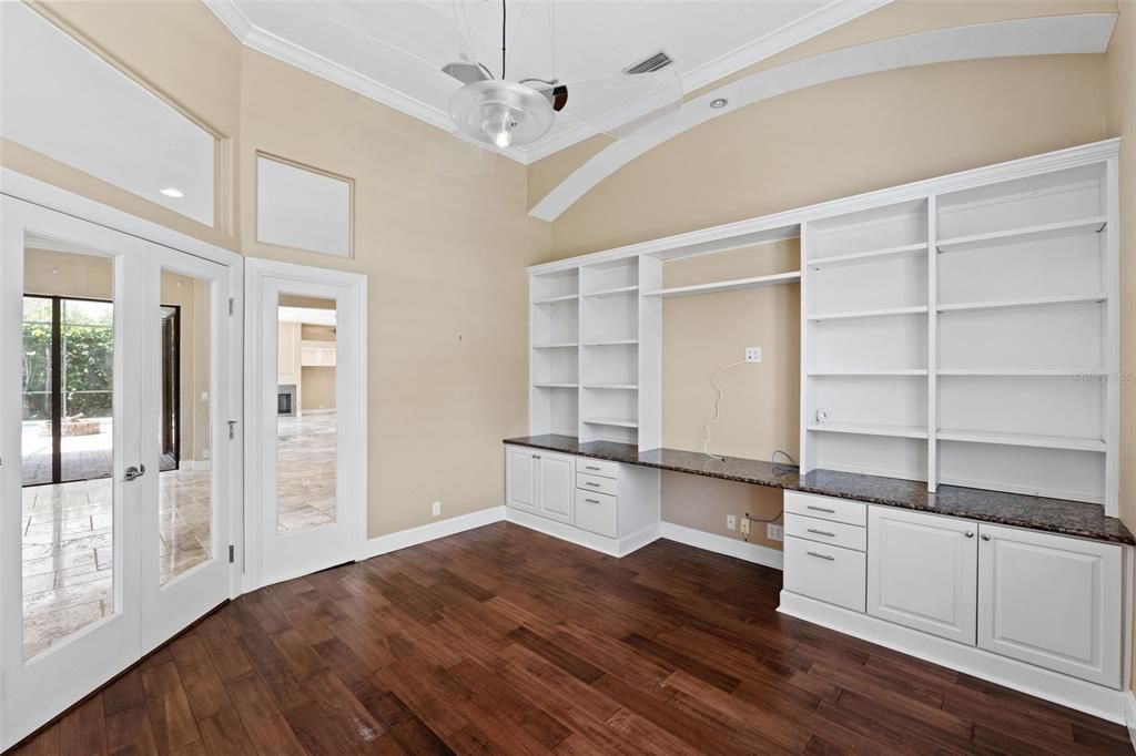 Под контрактом: $1,150,000 (3 спален, 3 ванн, 2760 Квадратных фут)