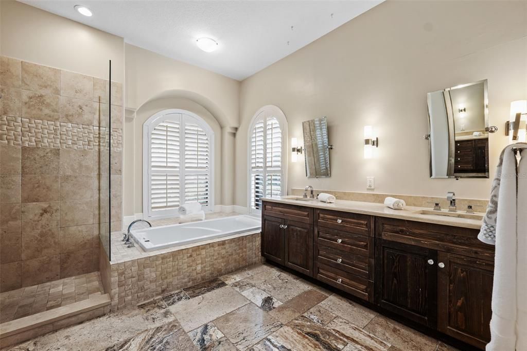 Под контрактом: $1,150,000 (3 спален, 3 ванн, 2760 Квадратных фут)