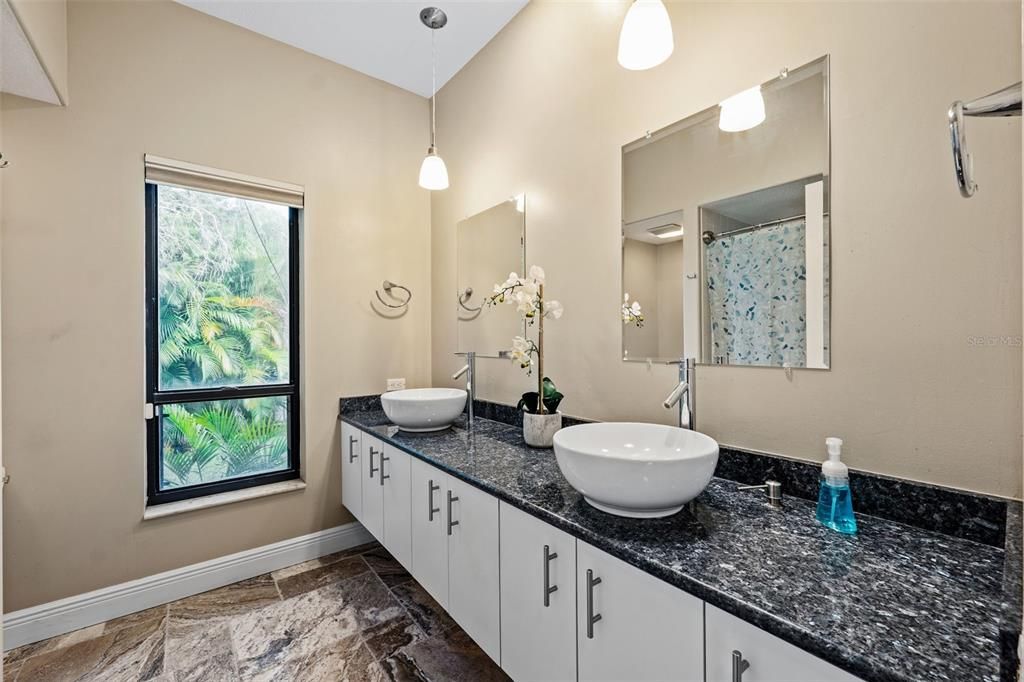 Под контрактом: $1,150,000 (3 спален, 3 ванн, 2760 Квадратных фут)