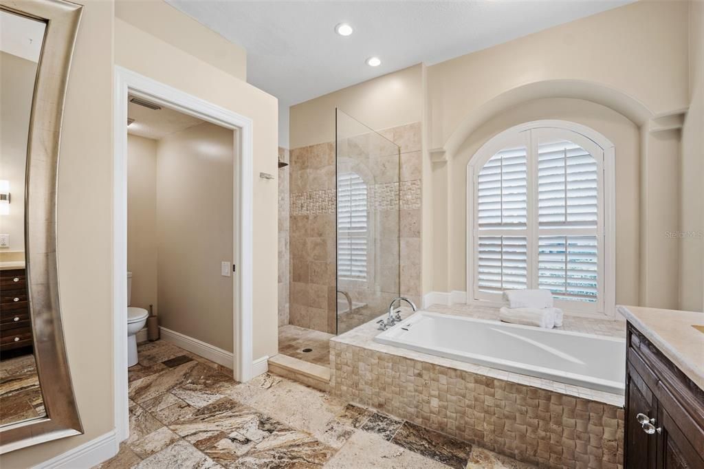 Под контрактом: $1,150,000 (3 спален, 3 ванн, 2760 Квадратных фут)