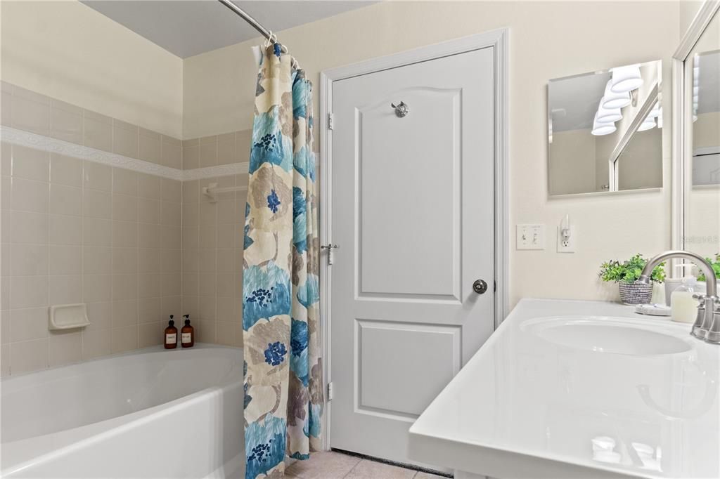 For Sale: $265,000 (2 beds, 2 baths, 1159 Square Feet)